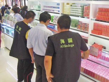 北区两纪念品店卖无牌中药 海关捡17万台湾制“一条根”