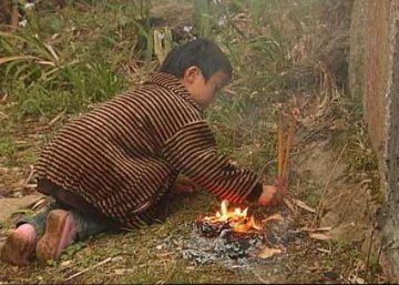 8岁农家女照顾智障母拒绝收养图