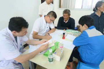 省“残疾孤儿手术康复明天计划”医学筛查组来永州