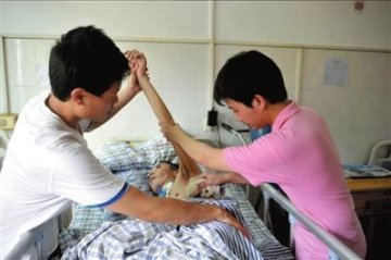 兄弟俩休学辞工守候在病床前照顾植物人父亲