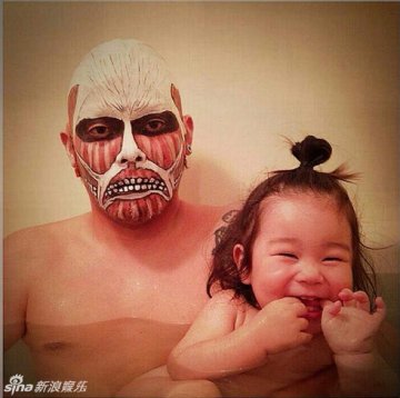 日本父女逗比泡澡照走红