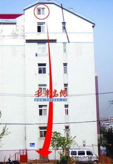 患病老人从顶楼摔落 水泥平台被砸出大坑