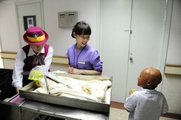 奥特曼男孩王小鹏在北京住院后的日子