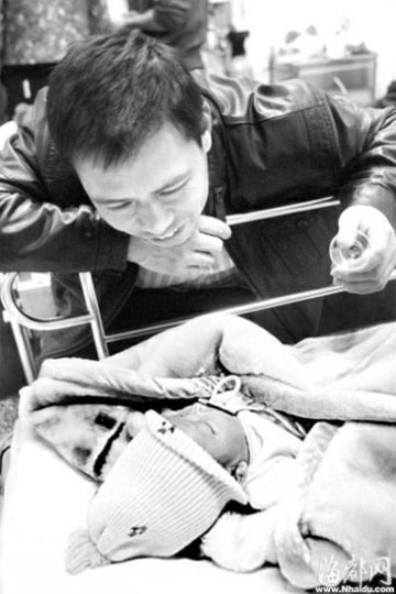 婴儿送医抢救被堵路上 路政人员接力相助