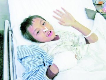 父亲火海里救出全家后瘫倒 全身严重烧伤