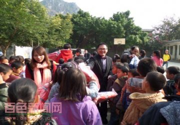 田东辛华口腔医院为立丰小学捐衣物送温暖