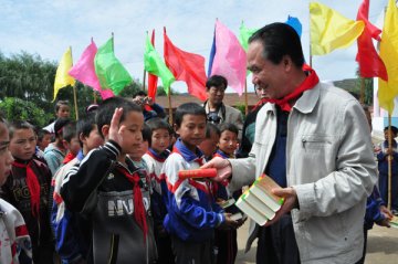 甘肃天水一院为农村学校捐赠图书和书柜