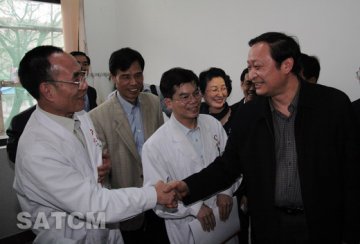 王国强副部长与老中医亲切交谈