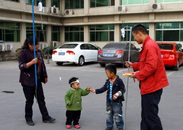 淮北寒流侵袭患病儿童增多孩子只能在室外输液