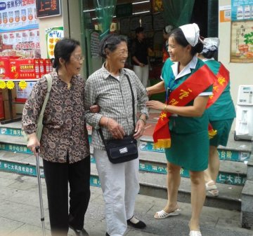 怀仁上千员工走上街头开展关爱老人活动