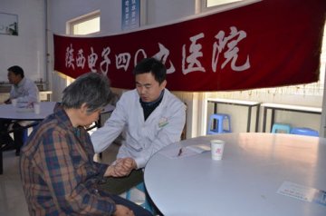 409医院为区中心敬老院老人们免费体检献爱心