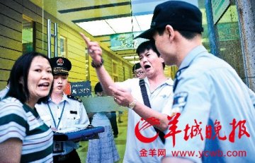 广州城管夜间控烟执法 烟民嚣张拒罚