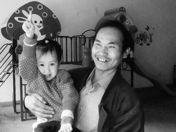 男子创办免费幼儿园 靠搬水泥做苦力赚钱支撑