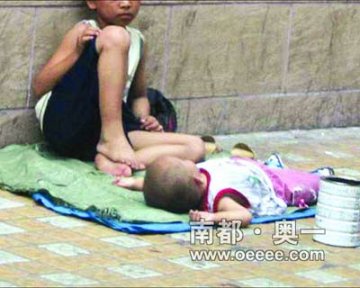 儿童乞丐双面生活：上午上学下午乞讨