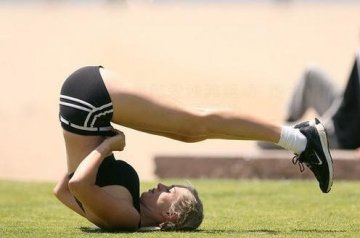 英国女星沙滩运动秀身材