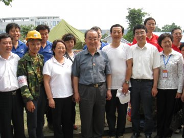 5月26日，卫生部党组书记、副部长高强视察绵竹医疗救援及卫生防疫工作