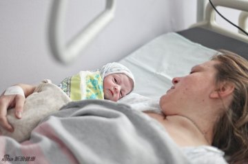 2012年11月,俄罗斯.剖腹产分娩手术全过程