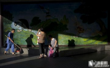 17.早上六点半，市民赶来排队