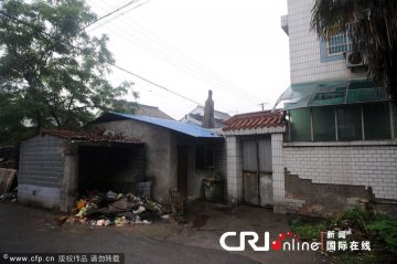 杭州羊肉黑作坊紧邻垃圾房 羊肚甩地上用脚踩