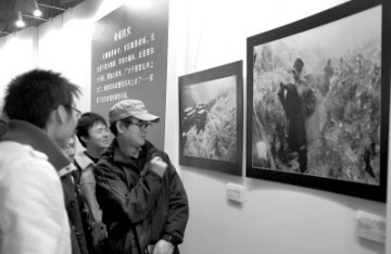 “抗击冰雪 心系人民”新闻摄影展开幕