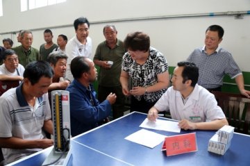 省荣复军人第二医院在大荔县为优抚对象免费巡诊