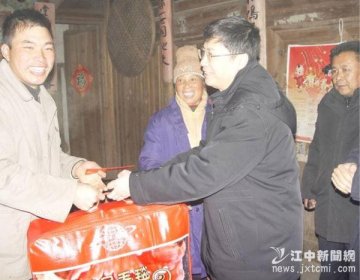 江西中医学院党委书记刘红宁赴宜黄县扶贫点慰问困难群众