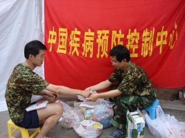 驻江油工作队“六一”节看望灾区儿童