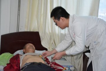 克旗蒙医中医医院团总支到光荣院开展“学雷锋”义诊活动