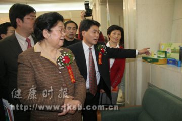 顾秀莲女士参观获奖蜂产品