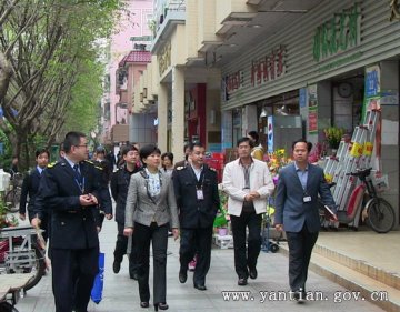 熊瑛副区长带队开展春节前药品市场检查行动