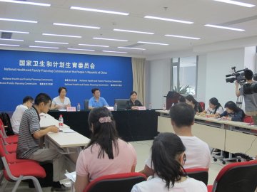 中心专家参加国家卫生计生委埃博拉出血热知识解读媒体通气会