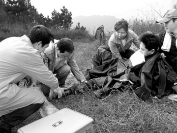 全力营救受伤登山者