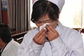 西藏医务人员情牵地赈灾区