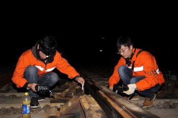 “铁路医生”保障铁路安全运行