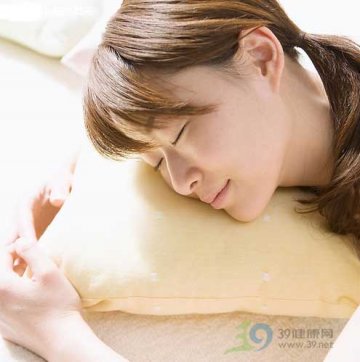 多换睡姿有助于预防尿路结石