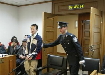 北大男生数十刀砍死情敌案开庭 其母愿赔40万元