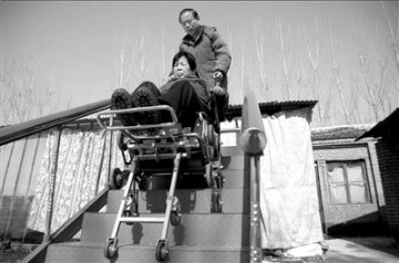老人为骨折妻子发明能爬楼梯轮椅