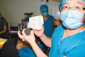 遭熊袭男子接受