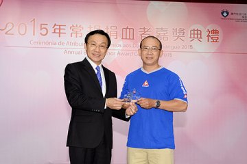 驻澳部队献血堪赞 市民捐血百次无私 常规捐血者嘉奖礼感人