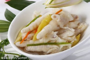 泡椒鸡爪子又白又胖不能买：可能双氧水漂白
