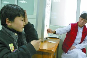 6岁男生右眼被同学投铅笔扎伤