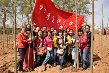 假日携手去植树 营造绿色北京城