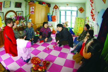 派医生、专车送邱大娘回家