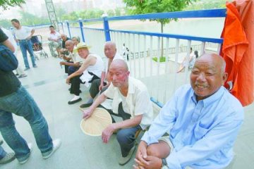 10元钱雇来老人当“药托” 记者采访时遭遇阻挠