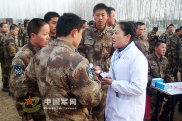 武汉总医院医疗队为驻鄂空降兵巡诊体检