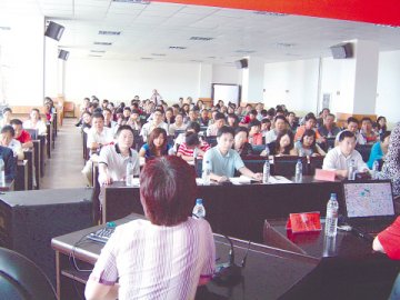 专家讲座赢得社区医生喝彩