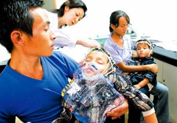 兄妹俩得怪病日落后以头撞墙狂抓咬人