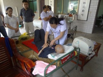 县民政局组织医疗服务队为抗战老战士开展巡诊活动