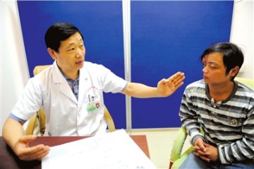 青年患面部萎缩症 为讨媳妇决心整容