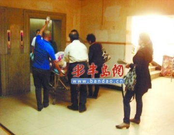 老人用水果刀捅自己胸部 称有病不用施救